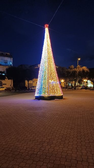 BAIANO. Le luci del Natale che abbelliscono piazza IV Novembre BAIANO. Le luci del Natale che abbelliscono piazza IV Novembre