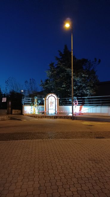 BAIANO. Le luci del Natale che abbelliscono piazza IV Novembre BAIANO. Le luci del Natale che abbelliscono piazza IV Novembre