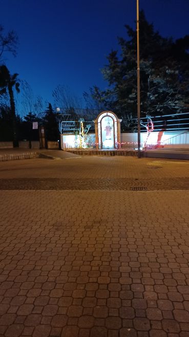 BAIANO. Le luci del Natale che abbelliscono piazza IV Novembre BAIANO. Le luci del Natale che abbelliscono piazza IV Novembre