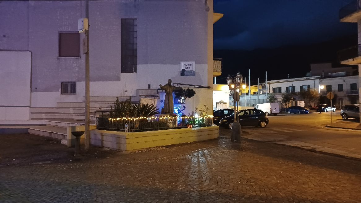 BAIANO. Le luci del Natale che abbelliscono piazza IV Novembre BAIANO. Le luci del Natale che abbelliscono piazza IV Novembre
