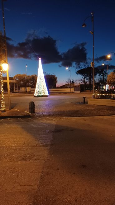 BAIANO. Le luci del Natale che abbelliscono piazza IV Novembre BAIANO. Le luci del Natale che abbelliscono piazza IV Novembre