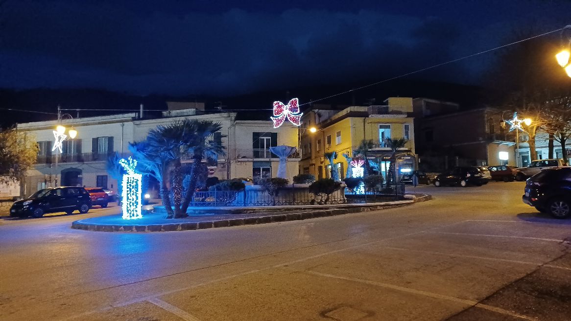 BAIANO. Le luci del Natale che abbelliscono piazza IV Novembre BAIANO. Le luci del Natale che abbelliscono piazza IV Novembre