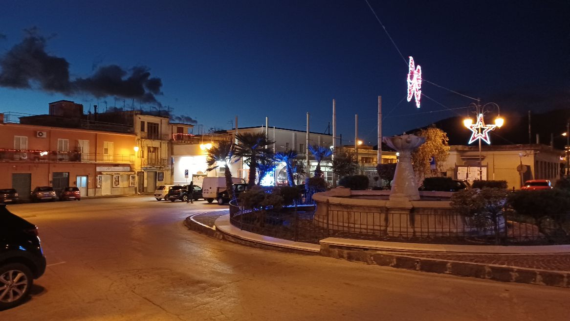 BAIANO. Le luci del Natale che abbelliscono piazza IV Novembre BAIANO. Le luci del Natale che abbelliscono piazza IV Novembre