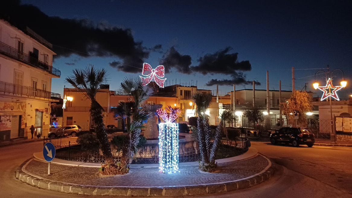 BAIANO. Le luci del Natale che abbelliscono piazza IV Novembre BAIANO. Le luci del Natale che abbelliscono piazza IV Novembre