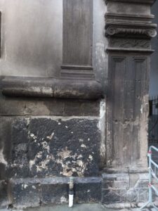 Nola, fiamme ai sacchetti deturpano limmagine di uno dei palazzi storici della città. Interviene lassessore alla cultura Ferdinando Giampietro