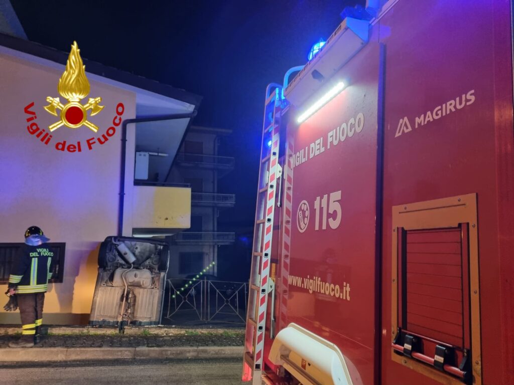 Mirabella Eclano (AV). Auto sbanda e finisce in un terrapieno. Conducente illeso miracolosamente