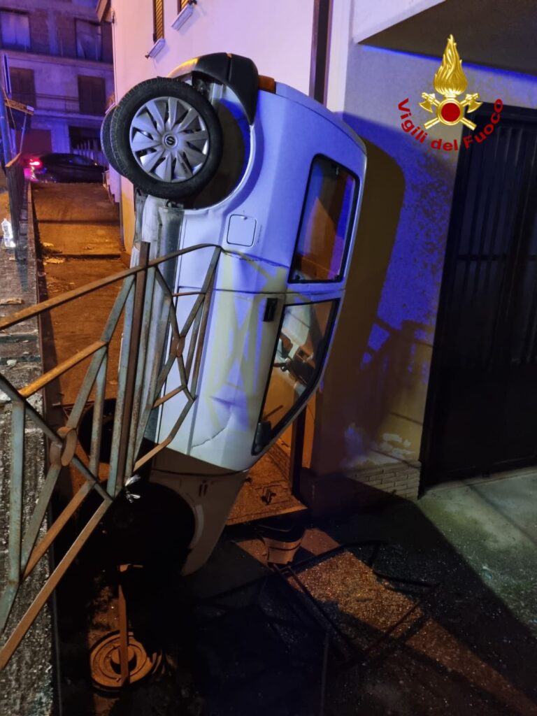 Mirabella Eclano (AV). Auto sbanda e finisce in un terrapieno. Conducente illeso miracolosamente