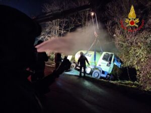 Paternopoli (AV). Incidente stradale, cisterna che trasportava Gpl finisce fuori strada Paternopoli (AV). Incidente stradale, cisterna che trasportava Gpl finisce fuori strada