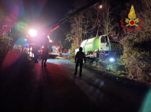 Paternopoli (AV). Incidente stradale, cisterna che trasportava Gpl finisce fuori strada Paternopoli (AV). Incidente stradale, cisterna che trasportava Gpl finisce fuori strada