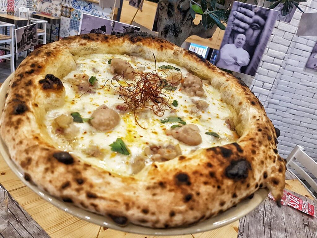 La Pizzellessa di Luca Doro alla Festa di Santantuono di  Macerata Campania con  la figura  del Santo Patrono dei pizzaioli nel mondo
