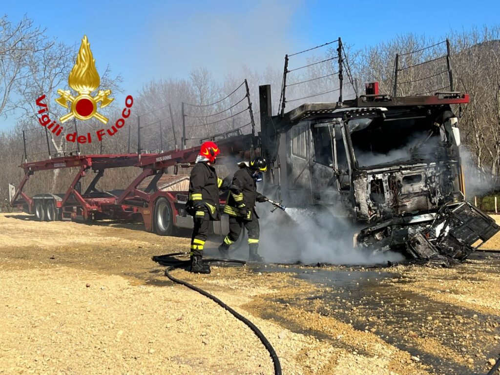 SAN MICHELE DI SERINO. A fuoco bisarca, i Vigili del fuoco mettono in sicurezza l’area