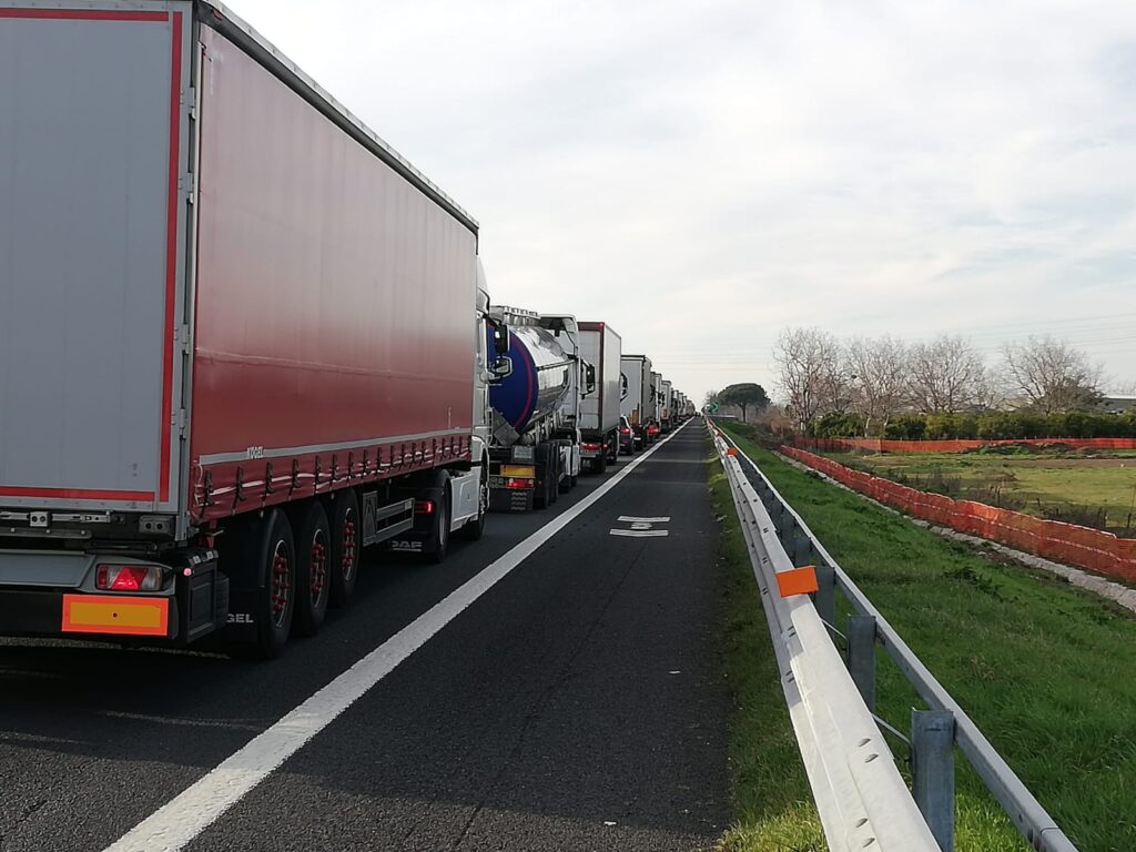 NOLA. Anche oggi blocchi autostradali. Traffico in tilt