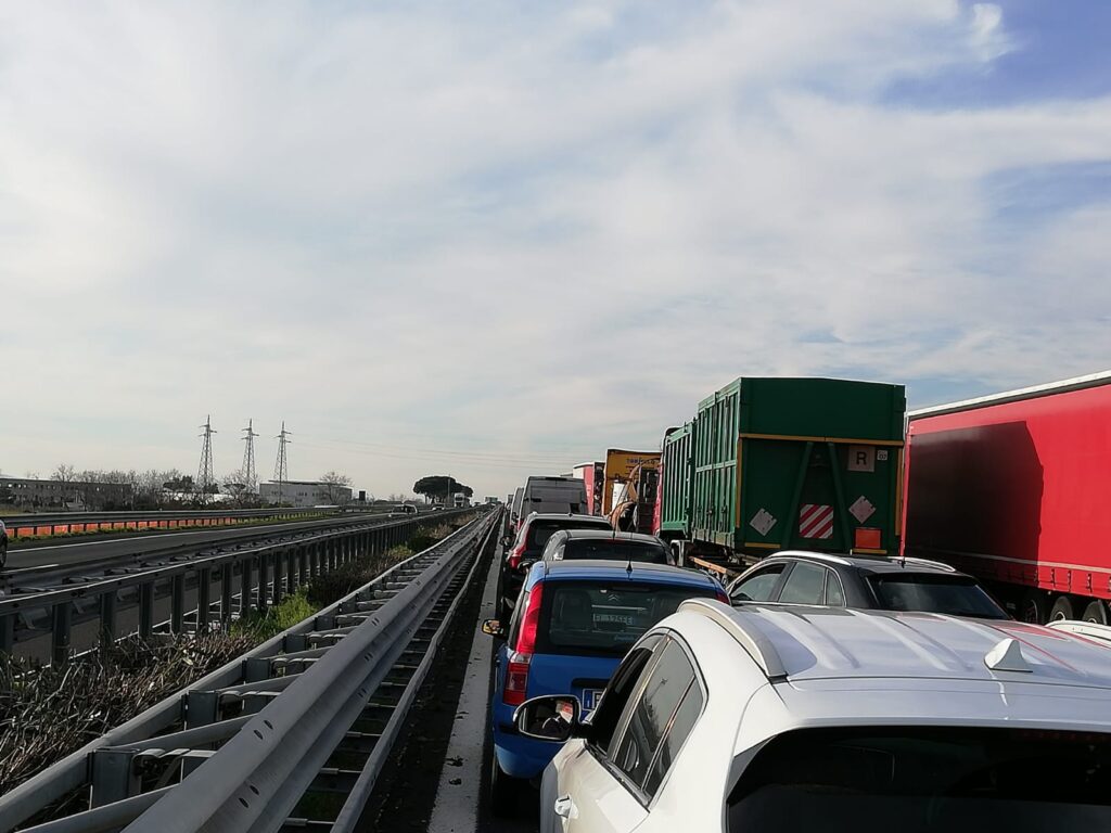 NOLA. Anche oggi blocchi autostradali. Traffico in tilt