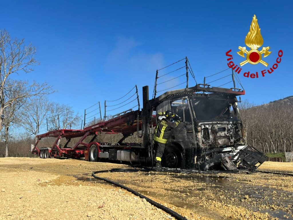 SAN MICHELE DI SERINO. A fuoco bisarca, i Vigili del fuoco mettono in sicurezza l’area