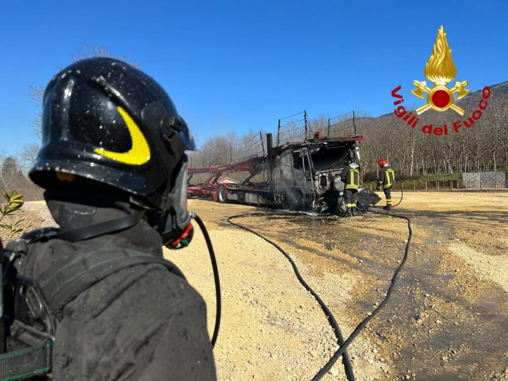 SAN MICHELE DI SERINO. A fuoco bisarca, i Vigili del fuoco mettono in sicurezza l’area