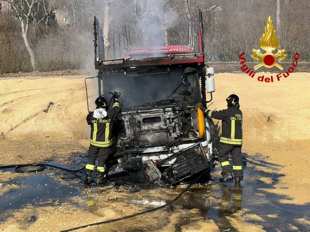 SAN MICHELE DI SERINO. A fuoco bisarca, i Vigili del fuoco mettono in sicurezza l’area
