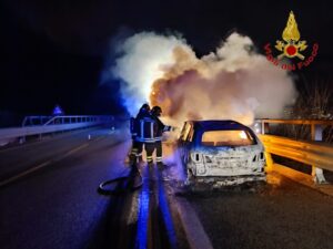 MONTEFORTE IRPINO. A16, a fuoco vettura, solo paura per i tre occupanti