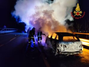 MONTEFORTE IRPINO. A16, a fuoco vettura, solo paura per i tre occupanti