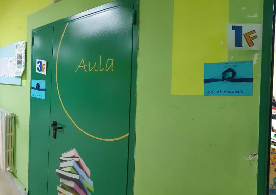 Baiano. Il Nodo blu, simbolo dell’antiviolenza e del ripudio delle discriminazioni. Al Giovanni XXIII, sotto i riflettori il No al bullismo. Ragazze e ragazzi “firmano” il Patto con disegni, un glossario e un cortometraggio Baiano. Il Nodo blu, simbolo dell’antiviolenza e del ripudio delle discriminazioni. Al Giovanni XXIII, sotto i riflettori il No al bullismo. Ragazze e ragazzi “firmano” il Patto con disegni, un glossario e un cortometraggio