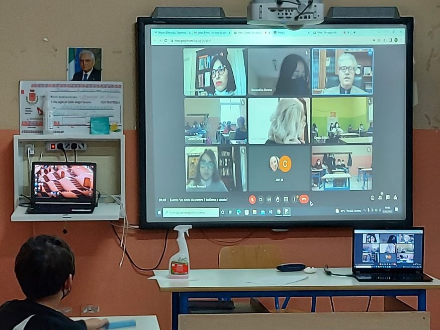 Baiano. Il Nodo blu, simbolo dell’antiviolenza e del ripudio delle discriminazioni. Al Giovanni XXIII, sotto i riflettori il No al bullismo. Ragazze e ragazzi “firmano” il Patto con disegni, un glossario e un cortometraggio Baiano. Il Nodo blu, simbolo dell’antiviolenza e del ripudio delle discriminazioni. Al Giovanni XXIII, sotto i riflettori il No al bullismo. Ragazze e ragazzi “firmano” il Patto con disegni, un glossario e un cortometraggio