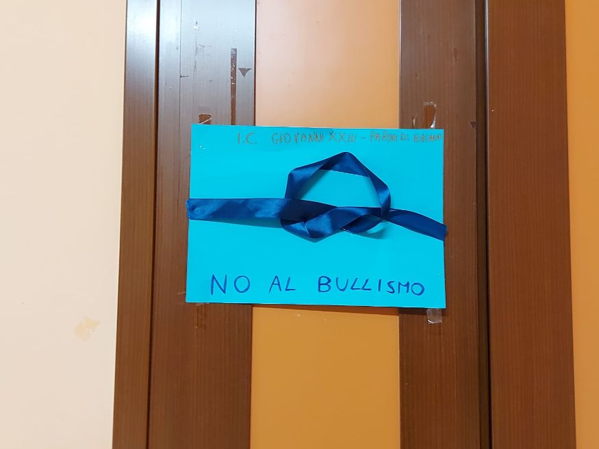 Baiano. Il Nodo blu, simbolo dell’antiviolenza e del ripudio delle discriminazioni. Al Giovanni XXIII, sotto i riflettori il No al bullismo. Ragazze e ragazzi “firmano” il Patto con disegni, un glossario e un cortometraggio Baiano. Il Nodo blu, simbolo dell’antiviolenza e del ripudio delle discriminazioni. Al Giovanni XXIII, sotto i riflettori il No al bullismo. Ragazze e ragazzi “firmano” il Patto con disegni, un glossario e un cortometraggio