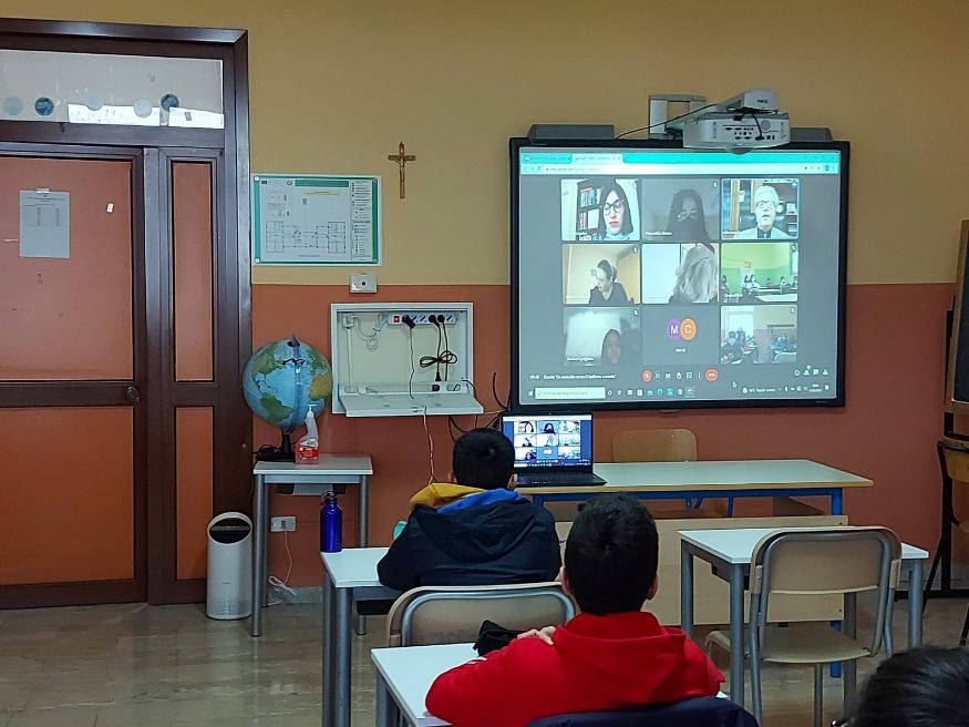 Baiano. Il Nodo blu, simbolo dell’antiviolenza e del ripudio delle discriminazioni. Al Giovanni XXIII, sotto i riflettori il No al bullismo. Ragazze e ragazzi “firmano” il Patto con disegni, un glossario e un cortometraggio Baiano. Il Nodo blu, simbolo dell’antiviolenza e del ripudio delle discriminazioni. Al Giovanni XXIII, sotto i riflettori il No al bullismo. Ragazze e ragazzi “firmano” il Patto con disegni, un glossario e un cortometraggio