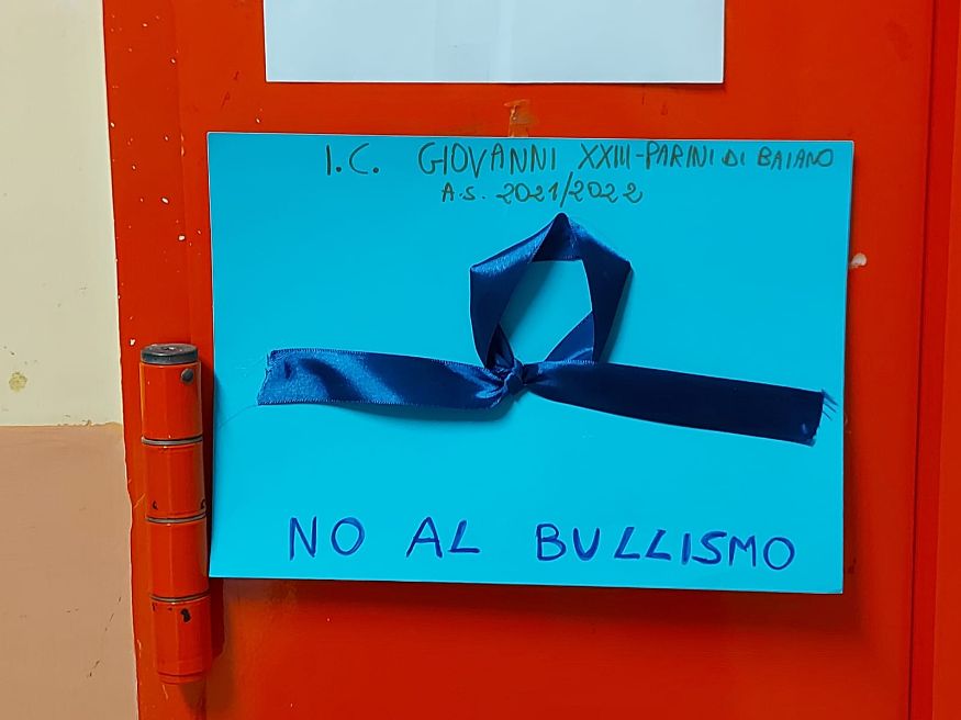 Baiano. Il Nodo blu, simbolo dell’antiviolenza e del ripudio delle discriminazioni. Al Giovanni XXIII, sotto i riflettori il No al bullismo. Ragazze e ragazzi “firmano” il Patto con disegni, un glossario e un cortometraggio Baiano. Il Nodo blu, simbolo dell’antiviolenza e del ripudio delle discriminazioni. Al Giovanni XXIII, sotto i riflettori il No al bullismo. Ragazze e ragazzi “firmano” il Patto con disegni, un glossario e un cortometraggio