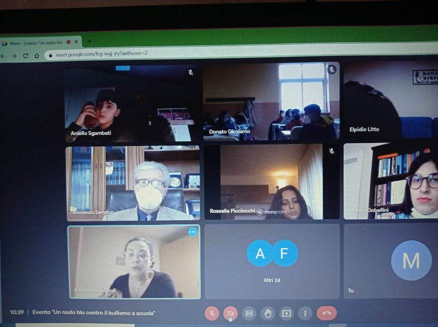 Baiano. Il Nodo blu, simbolo dell’antiviolenza e del ripudio delle discriminazioni. Al Giovanni XXIII, sotto i riflettori il No al bullismo. Ragazze e ragazzi “firmano” il Patto con disegni, un glossario e un cortometraggio Baiano. Il Nodo blu, simbolo dell’antiviolenza e del ripudio delle discriminazioni. Al Giovanni XXIII, sotto i riflettori il No al bullismo. Ragazze e ragazzi “firmano” il Patto con disegni, un glossario e un cortometraggio