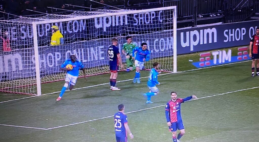 CALCIO. Il Napoli spreca lennesima occasione, solo un punto a Cagliari che a fine partita è un punto doro
