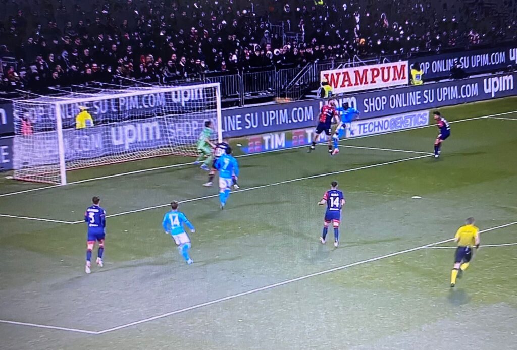 CALCIO. Il Napoli spreca lennesima occasione, solo un punto a Cagliari che a fine partita è un punto doro