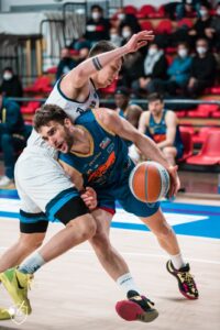 BASKET. CHE FATICA A OSIMO! GIVOVA SCAFATI DI MISURA SU RISTOPRO FABRIANO