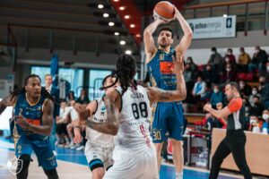 BASKET. CHE FATICA A OSIMO! GIVOVA SCAFATI DI MISURA SU RISTOPRO FABRIANO