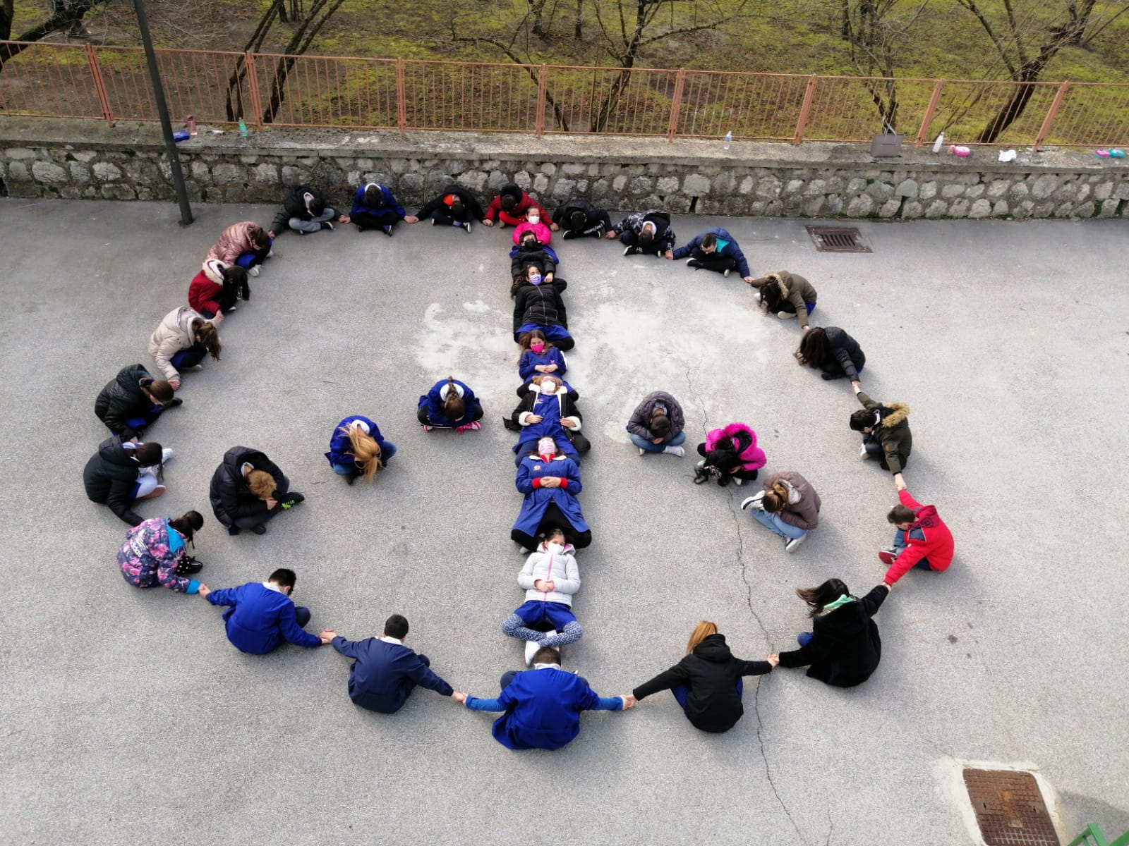 Forino (Av). Quando la fine della Guerra viene invocata anche dai bambini con la parola più semplice del mondo PACE Forino (Av). Quando la fine della Guerra viene invocata anche dai bambini con la parola più semplice del mondo PACE