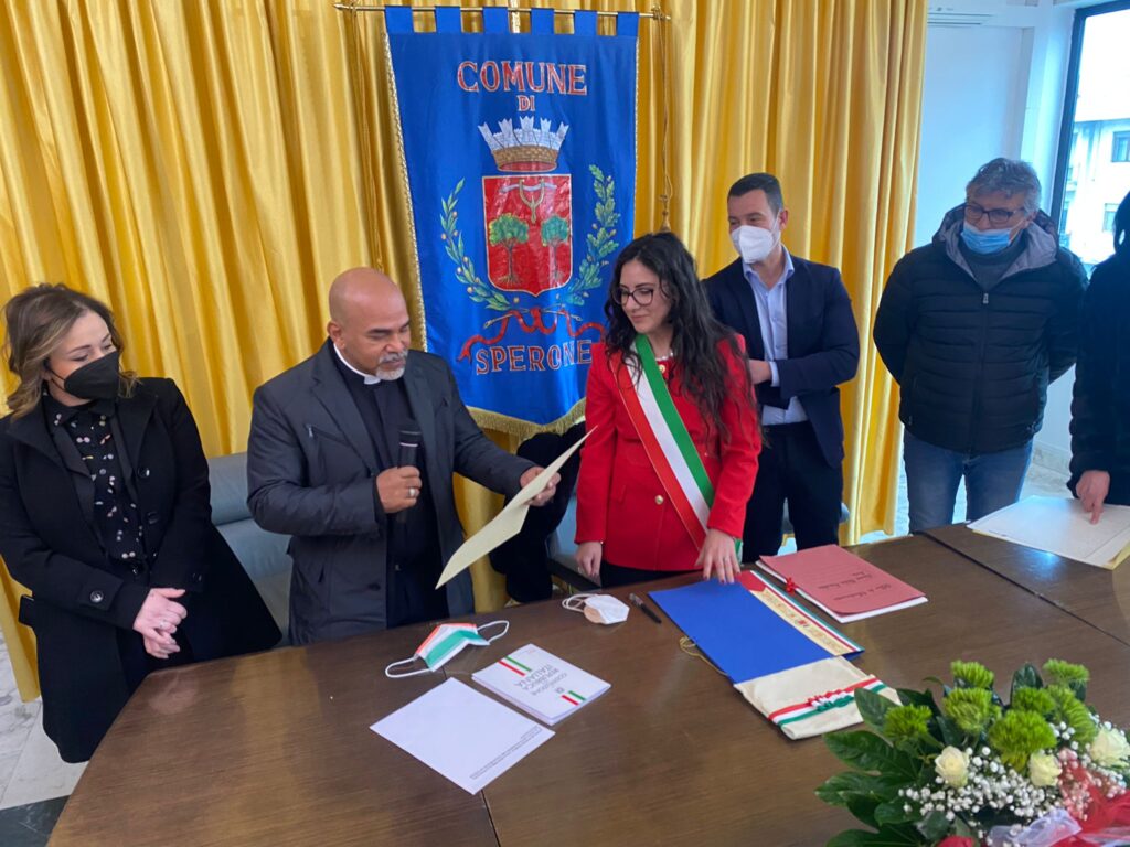 SPERONE. Il parroco colombiano Don Reinaldo, riceve la cittadinanza italiana. Foto e Video