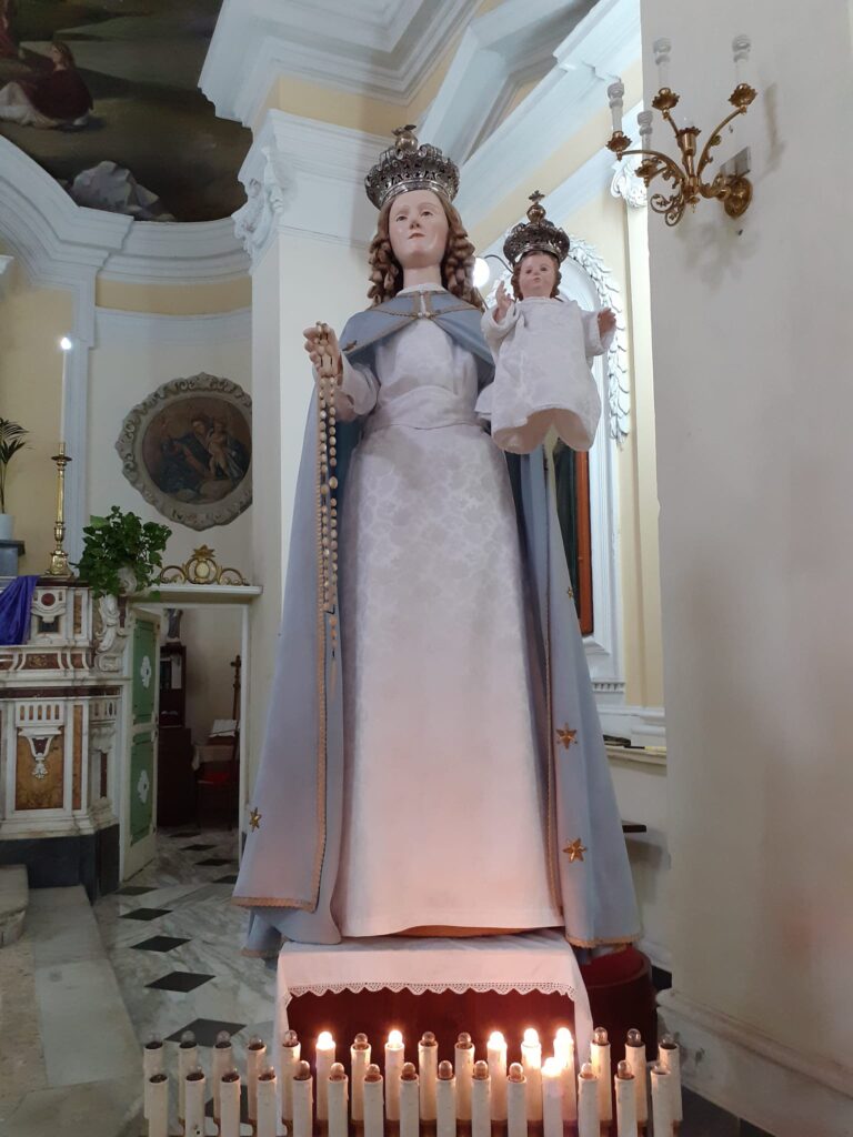 AVELLA. Don Giuseppe ritrova abbandonata la statua della Madonna del Rosario e la riporta in vita. Foto