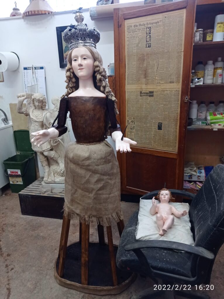 AVELLA. Don Giuseppe ritrova abbandonata la statua della Madonna del Rosario e la riporta in vita. Foto