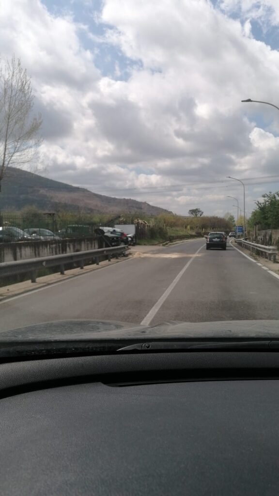 AVELLA. Incidente sulla Nazionale delle Puglie, furgone finisce contro guardrail. Ferito il conducente
