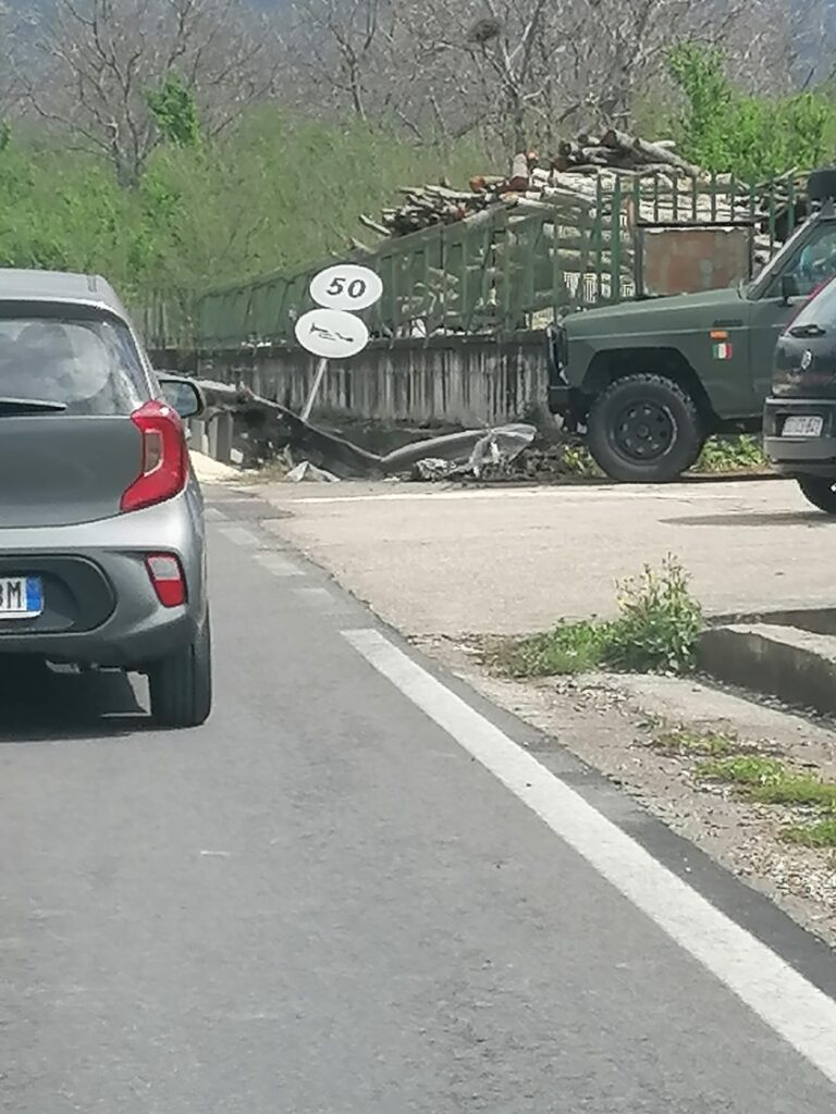 AVELLA. Incidente sulla Nazionale delle Puglie, furgone finisce contro guardrail. Ferito il conducente