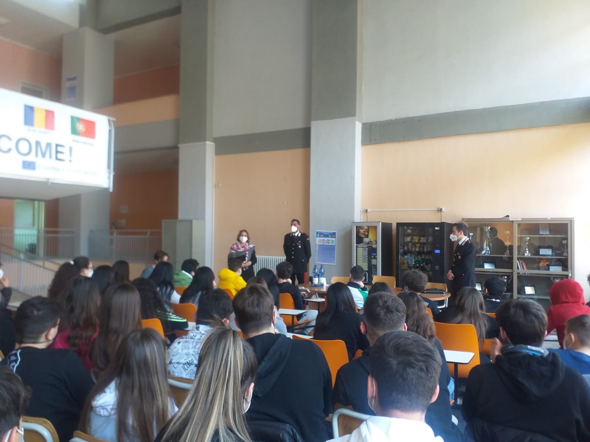 MUGNANO DEL CARDINALE. Il capitano Antonio Antonazzo Panico e il maresciallo Gaspare De Luca della Compagnia di Baiano a scuola a parlare di “Cyberbullismo e violenza di genere” MUGNANO DEL CARDINALE. Il capitano Antonio Antonazzo Panico e il maresciallo Gaspare De Luca della Compagnia di Baiano a scuola a parlare di “Cyberbullismo e violenza di genere”