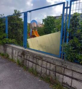 Raid vandalico alla scuola elementare di Pomigliano: bambino rischia di restare impiccato per un fil di ferro messo su uno scivolo.