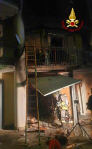 Incendio in una abitazione a Castelnuovo di Conza, 47 enne in salvo