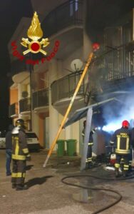 Incendio in una abitazione a Castelnuovo di Conza, 47 enne in salvo