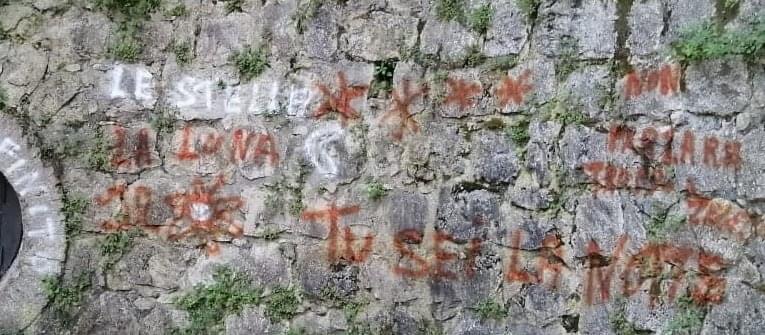 SPERONE. Vandalizzata l’antica Fontana con scritte colorate SPERONE. Vandalizzata l’antica Fontana con scritte colorate