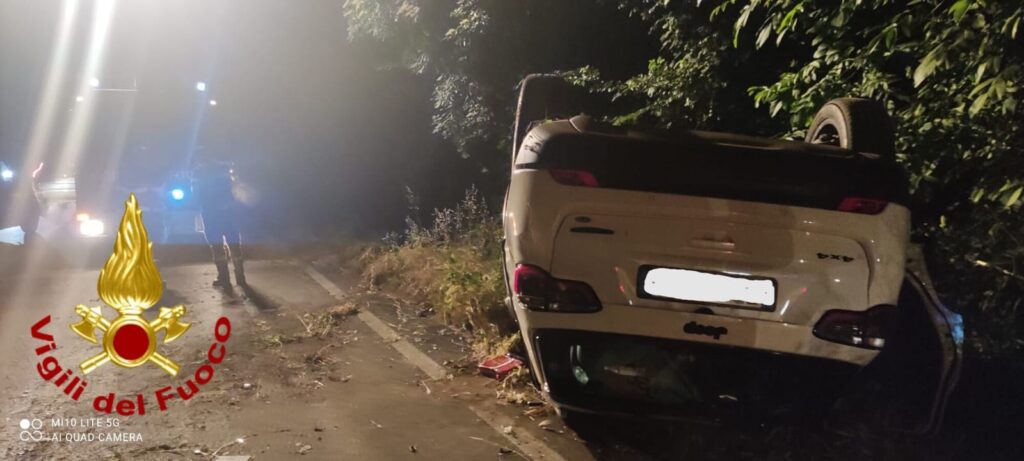 AVELLINO. Scontro tra tre auto e una si ribalta con donna che rimane incastrata nellabitacolo