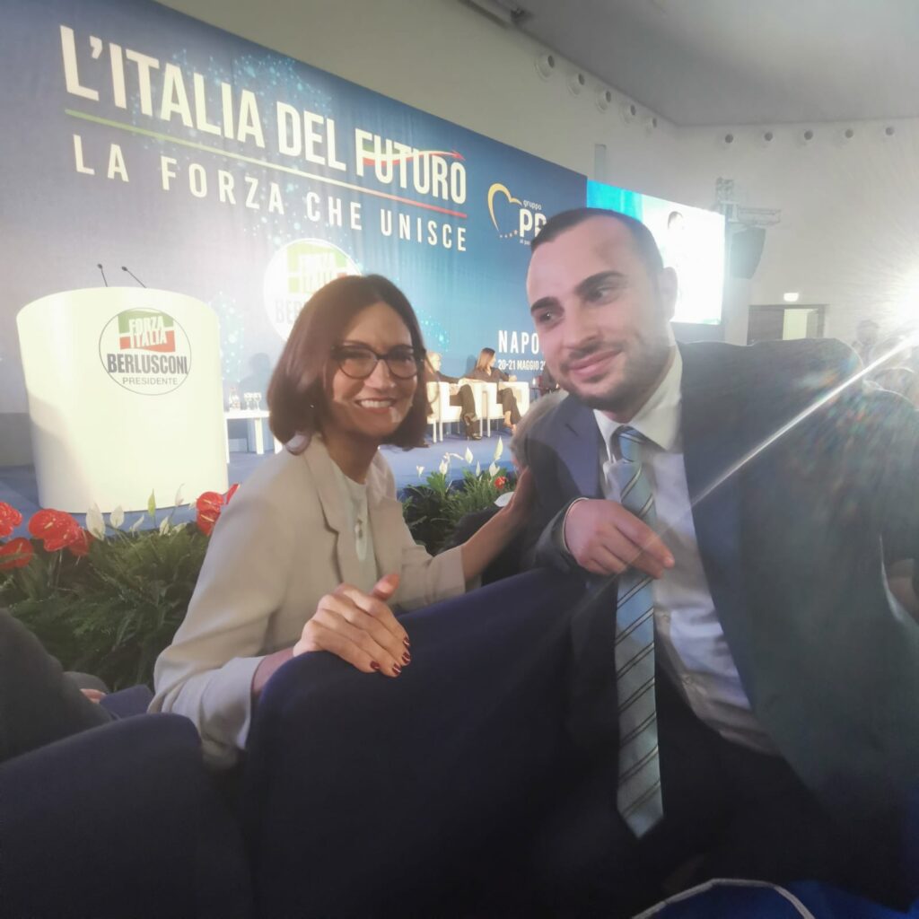Forino (Av): Il Dott. Giliberti passa ufficialmente tra le fila di Forza Italia. Presente anche lui al Congresso di Napoli LItalia del Futuro