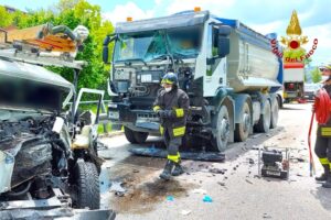 IRPINIA. Incidente stradale coinvolti  due mezzi, un autocarro  e un Defender dell’Enel. Laccaduto a SantAngelo dei Lombardi, due persone in ospedale