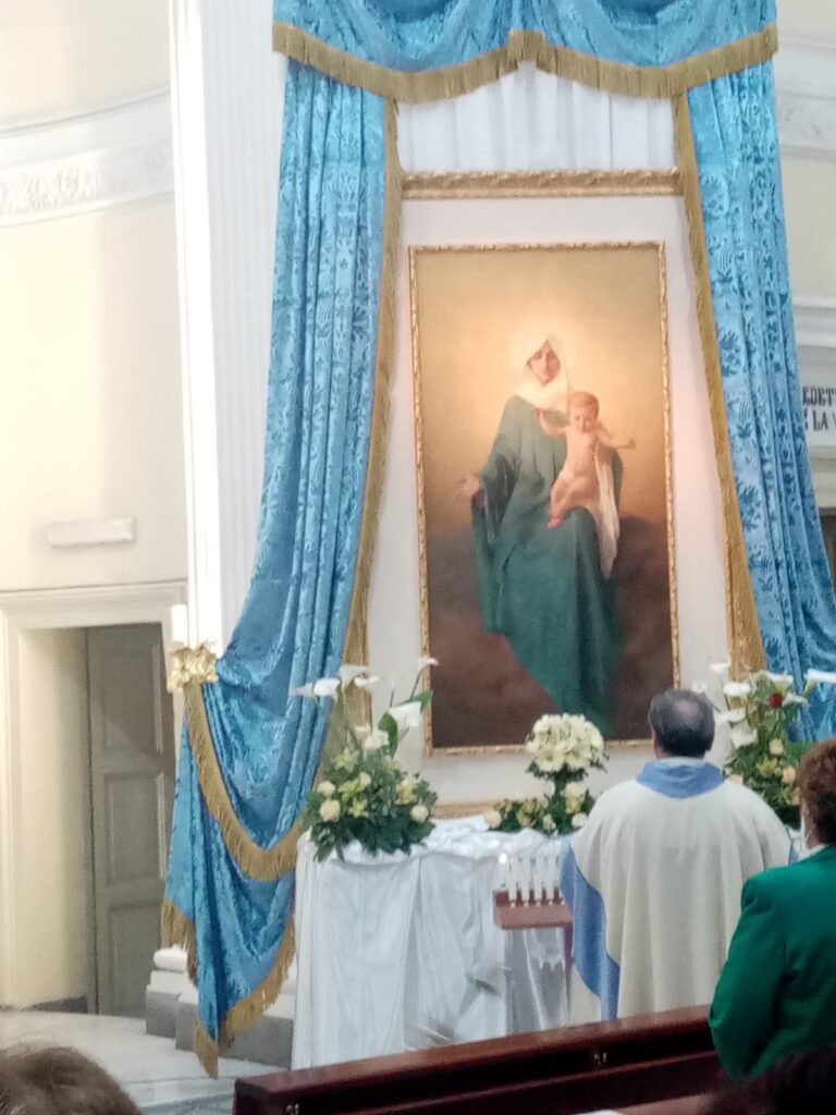 Palma Campania   La Madonna in mezzo al popolo nella chiesa di Mater Dei
