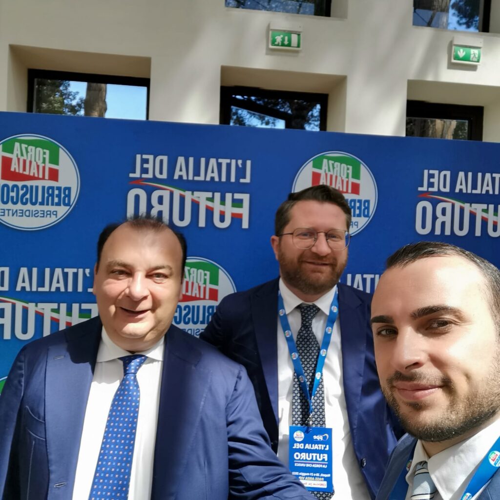 Forino (Av): Il Dott. Giliberti passa ufficialmente tra le fila di Forza Italia. Presente anche lui al Congresso di Napoli LItalia del Futuro