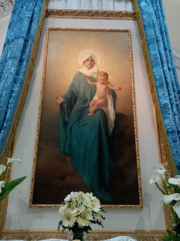 Palma Campania   La Madonna in mezzo al popolo nella chiesa di Mater Dei