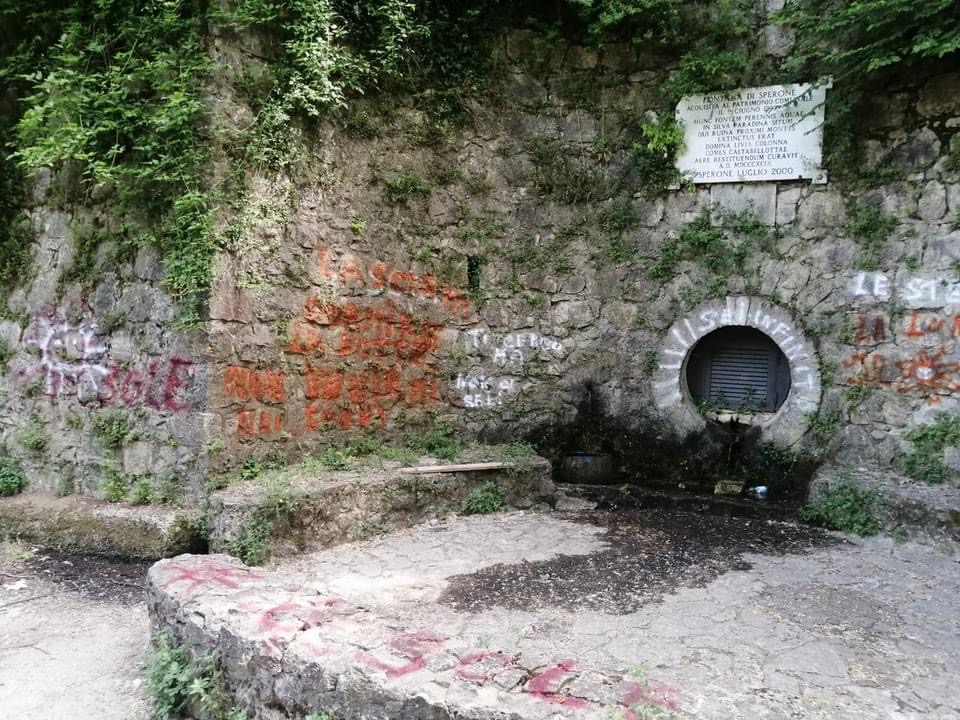 SPERONE. Vandalizzata l’antica Fontana con scritte colorate SPERONE. Vandalizzata l’antica Fontana con scritte colorate
